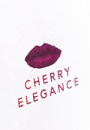 Bílá tkanina s grafickým motivem tmavě červených rtů nad textem "CHERRY ELEGANCE" ve třpytivých červených rhinestonech. Hladký povrch.