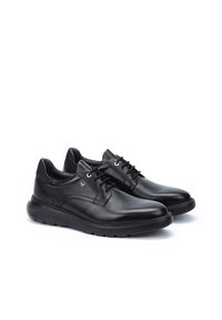 Zapatos de cuero negro con cordones, punta redondeada, textura suave, diseño minimalista, suela de goma y pequeño logotipo en el costado.
