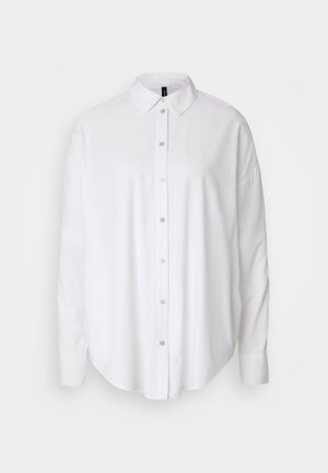 Hvid langærmet skjorte med knaplukning og klassisk krave, blødt stof og rundet kant. Har synlig knapstolpe og detaljer ved ærmerne.