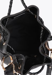 Černá kožená kabelka s opletenými uchy, zlatými kovovými doplňky a otevřeným vrškem, který odhaluje černou textilní interiérovou výplň.