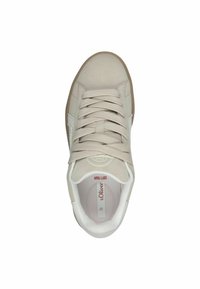 Beige Sneaker mit einem glatten Wildleder-Obermaterial, runder Zehenkappe, Schnürung und kontrastierender Gummisohle. Verfügt über eine "Soft Foam"-Innendämpfung.
