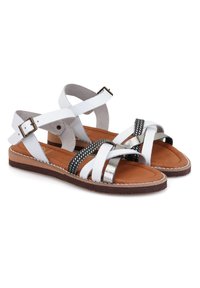 Weiße Leder-Sandalen mit Riemchen und einem geflochtenen schwarzen Akzent, silbernem Metalleinsatz und braunem gepolstertem Fußbett; verstellbare Schnallen an den Riemen.