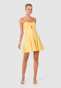 Forever New MARIAM CONTOURED MINI - Cocktailkjole - mango lassi