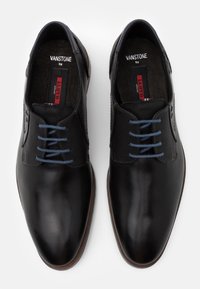 Chaussures en cuir noir au fini lisse, dotées d'un panneau en maille et de lacets bleus. Le design comprend des coutures décoratives et un bout arrondi.