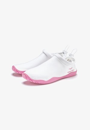 Weiße Slipper mit einer weichen, glatten Textur und pinken Gummisohlen. Verfügt über eine abgerundete Zehenpartie und Schlaufen an der Rückseite für einfaches Anziehen.