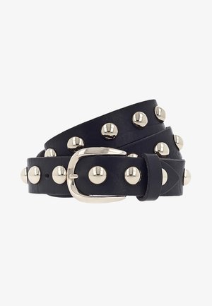 Ceinture en cuir noir avec des clous ronds argentés et une boucle argentée, enroulée sur un fond blanc.