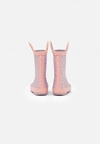 Bottes de pluie pour enfants en rose et violet avec un motif à pois, deux anses en haut, et une semelle en caoutchouc texturée pour une meilleure adhérence.