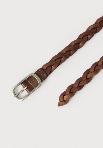 Καφέ πλεκτή δερμάτινη ζώνη με ορθογώνιο μεταλλικό αγκράφα σε ασημί απόχρωση. Υφή με ανάγλυφο φινίρισμα και λεπτομέρεια με κωνικό τελείωμα.