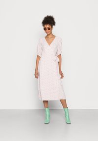 Glamorous WRAP AROUND MIDI DRESS WITH TIE AND SLEEVES - Vestido de dia - pink