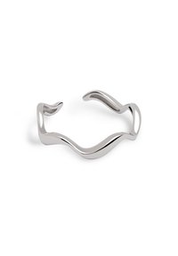 Pulsera abierta de tono plateado con un diseño ondulado, que presenta metal liso y pulido con curvas fluidas. Sin adornos ni patrones visibles.