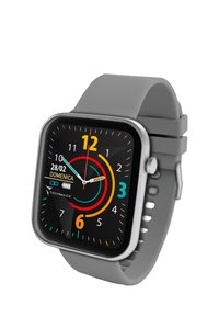 Montre intelligente avec un écran noir carré, un boîtier argenté et un bracelet en silicone gris. Présente un cadran coloré avec des chiffres, la date et des icônes pour la batterie et les réglages.