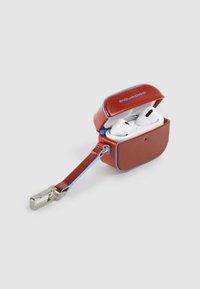 Rode leren AirPods-hoes met blauwe accenten; open bovenkant toont witte AirPods binnenin. Voorzien van een metalen gesp en een lus om aan te bevestigen.