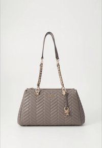 Sac à main gris matelassé à la forme structurée, avec des ferrures argentées, des doubles anses en chaîne et cuir, agrémenté d'un logo et d'un porte-clés.