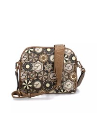 Borsa a spalla marrone con motivo e chiusura con zip. Presenta design geometrici in tonalità crema, marrone e scure. Include una tracolla regolabile color tan.