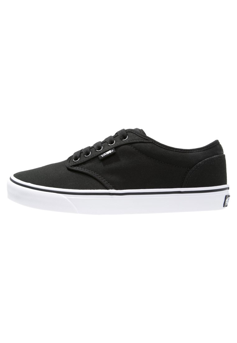Sneaker nere in tela con suole in gomma bianca, punta arrotondata, cinque fori per i lacci, branding minimale e cuciture in contrasto tra nero e bianco.