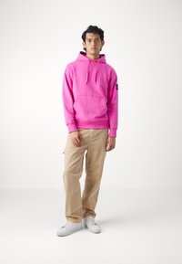 Calvin Klein Jeans BADGE HOODIE - Športni pulover - pink amour