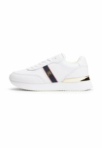 Sneaker bianca realizzata in materiale sintetico, con una striscia blu e dettagli in oro sulla parte posteriore. Design con lacci, suola testurizzata.