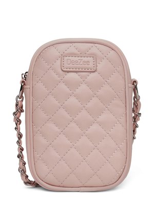 Bolso bandolera acolchado en rosa claro con correa de cadena plateada y forma rectangular redondeada, con la marca DeeZee en el panel frontal.