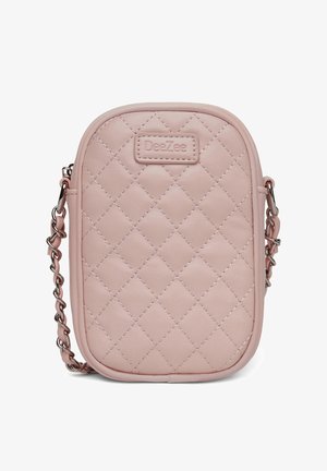 Bolso bandolera acolchado en rosa claro con correa de cadena plateada y forma rectangular redondeada, con la marca DeeZee en el panel frontal.