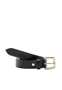 Zwarte leren riem met een gladde afwerking, voorzien van een gouden metalen gesp en een enkele gouden studaccent voor verstelbaarheid.