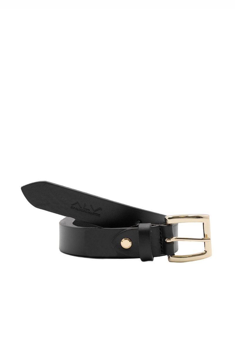 Zwarte leren riem met een gladde afwerking, voorzien van een gouden metalen gesp en een enkele gouden studaccent voor verstelbaarheid.