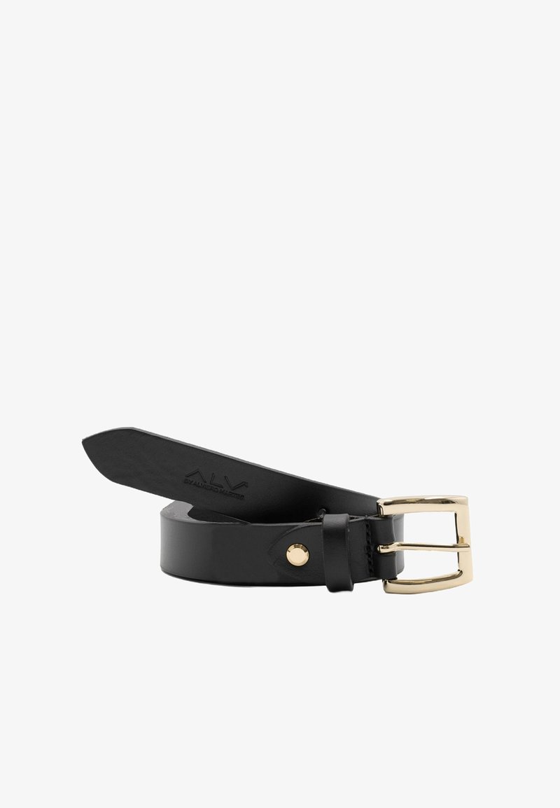 Zwarte leren riem met een gladde afwerking, voorzien van een gouden metalen gesp en een enkele gouden studaccent voor verstelbaarheid.