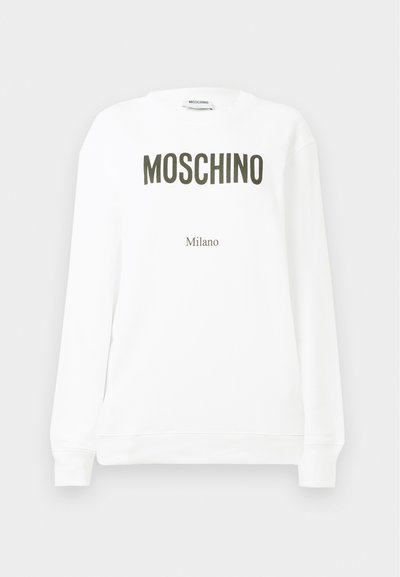 Λευκό sweatshirt με την επιγραφή "MOSCHINO" σε σκούρο ελαιόχρωμο και "Milano" σε μικρότερο κείμενο από κάτω. Κλασική στρογγυλή λαιμόκοψη και ραμμένα μανίκια.