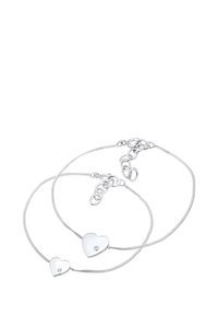 Silverkedjearmband med två hjärtan som charmar, var och en med en liten klar ädelsten, som visar en delikat design och fin textur.