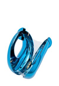 Blå transparent handv�äska med glansig yta, unik slingrande design och metall beslag. Har en säker stängning och slät textur.