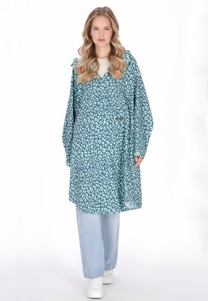 Abrigo largo en color verde azulado con un estampado de leopardo, que presenta un cierre frontal con botones, mangas de gran tamaño y dos bolsillos laterales.