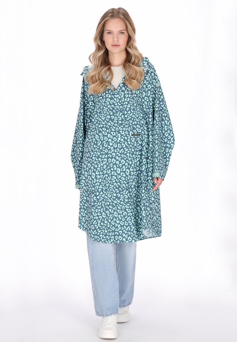 Hosszú kabát türkizkék színben, leopárdmintás mintával, gombos elülső résszel, túlméretezett ujjakal és két oldalzsebbel.