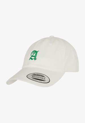 Fehér pamut baseballsapka ívelt billentésse, az elején zöld hímzett "A" betűvel és hátul állítható pánttal.