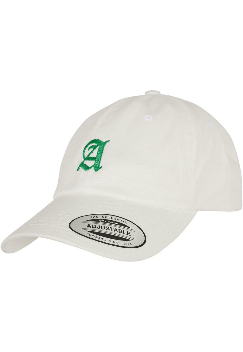 Hvit bomull baseballcap med buet skjerm, med et grønt brodert bokstav "A" foran og justerbar stropp bak.