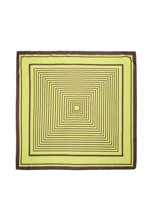 Żółty kwadratowy szal z koncentrycznymi, nieregularnymi brązowymi liniami kwadratowymi tworzącymi geometryczny wzór i jednolitym brązowym obramowaniem.