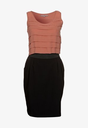 Haut sans manches avec un design à couches en rose poudré, associé à une jupe noire ajustée. Le tissu est lisse avec un léger éclat.