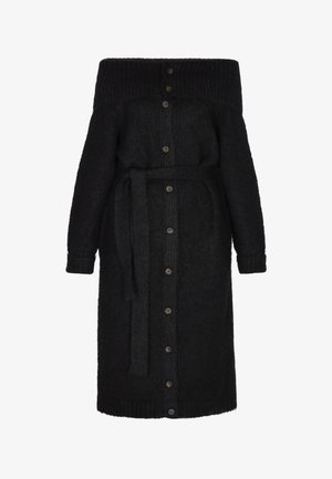 Černé pletené šaty s odhalenými rameny, dlouhými rukávy, zapínáním na knoflíky vpředu, páskem v pase a strukturovaným povrchem.