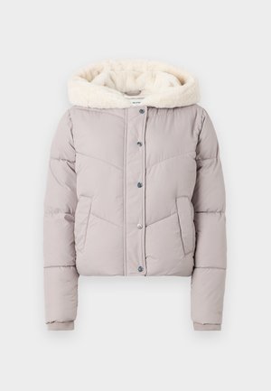 Lys grå cropped puffer-jakke med hette foer med falsk pels, trykknap-lukning og diagonalt søm mønster på kroppen.