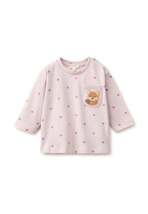 Lichtroze longsleeve peuter shirt met kleine donkerder roze hartjes overal en een voorzak met een textuur ontwerp van een vos gezicht.