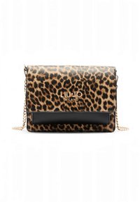 Sac bandoulière à imprimé léopard en matière synthétique avec un panneau inférieur noir et des ferrures dorées. Il est doté d'une sangle chaîne.