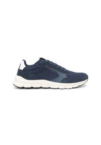 Chaussure de sport bleu marine en matériaux mesh et suede, dotée d'une semelle intermédiaire blanche, d'accents texturés et d'un design à bout arrondi.