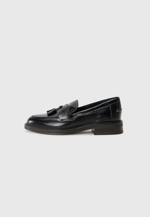 Svarte lærloafers med flat hæl, med avrundet tå og dekorativt duskdetalj på overdelen. Glatt tekstur og minimalistisk design.
