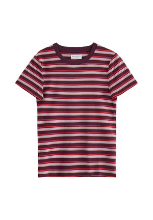T-shirt a maniche corte a righe rosse e viola con colletto rotondo; presenta righe orizzontali di larghezze variabili e un colletto a contrasto.