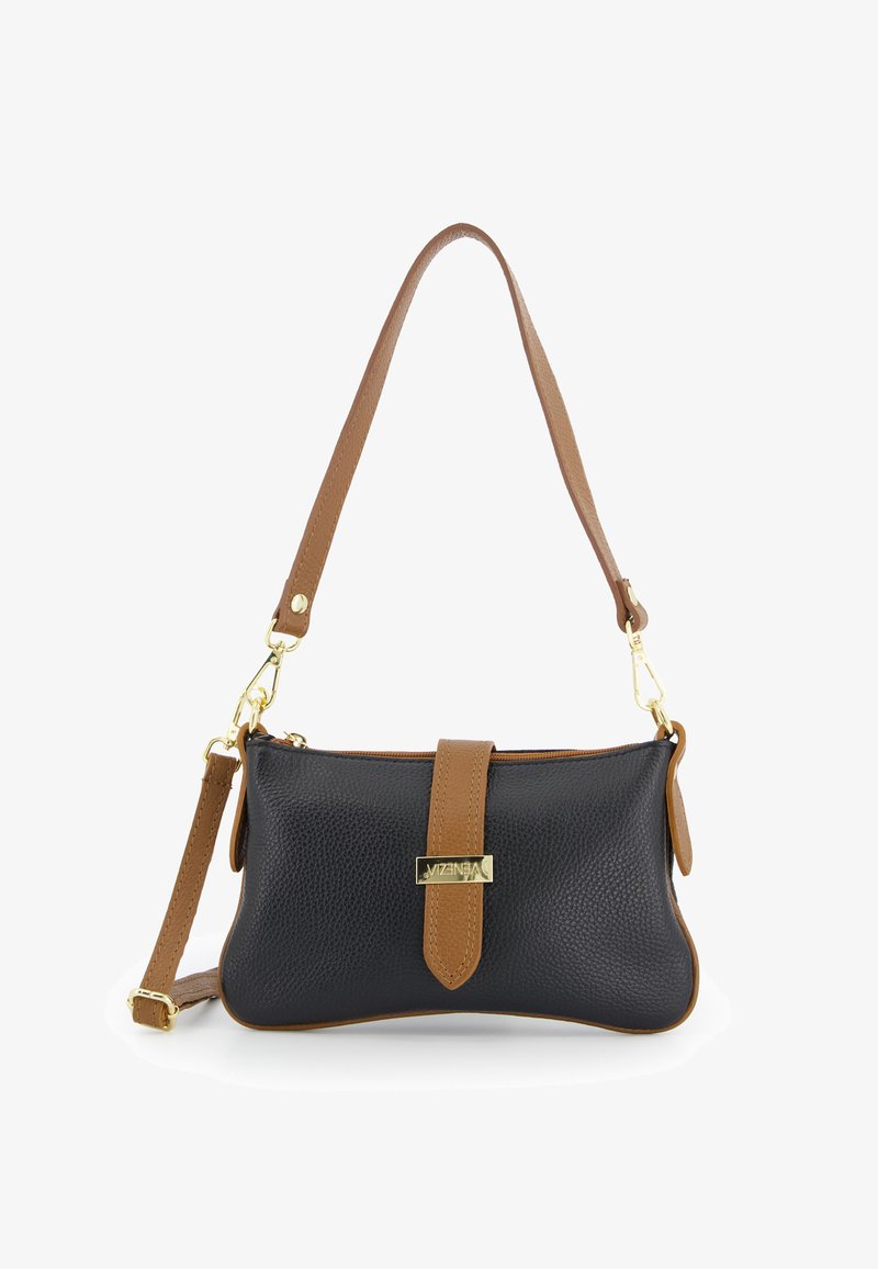 Sac en cuir noir texturé avec une bandoulière détachable marron, comportant un rabat central marron et des accents en métal doré.