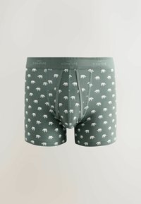 Zielone bokserki męskie z powtarzającym się wzorem białych niedźwiedzi polarnych i poziomymi paskami, wykonane z miękkiej tkaniny z elastycznym paskiem w pasie.