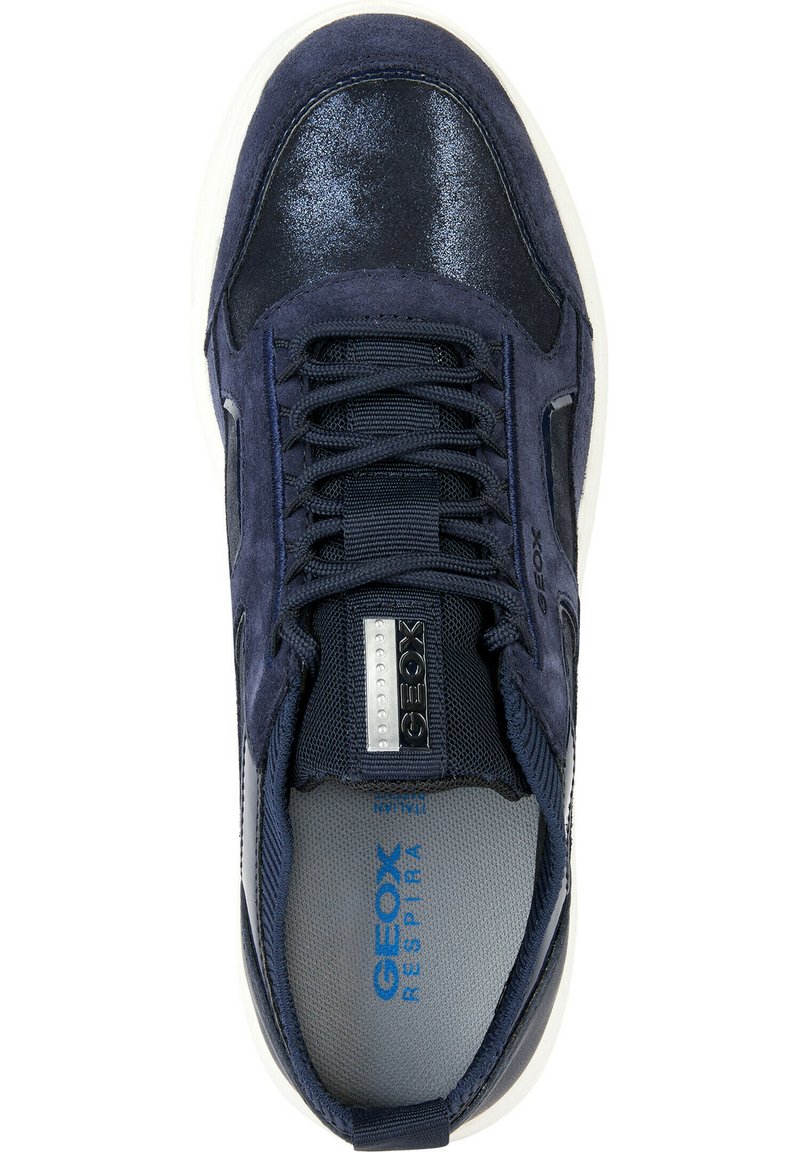 Zapatilla azul marino con una combinación de ante y material brillante. Presenta cordones, detalles de costura y una plantilla gris con la marca "GEOX RESPIRA".