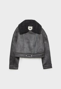 Veste de motard noire en similicuir avec fermeture éclair diagonale, large col en fausse fourrure noire, boutons-pression à la taille, et manches longues.