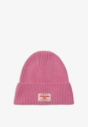 Rosa gerippte Strickmütze mit umgeschlagenem Bund und rechteckigem Etikett mit der Aufschrift "THINKING MU" in rotem Text.