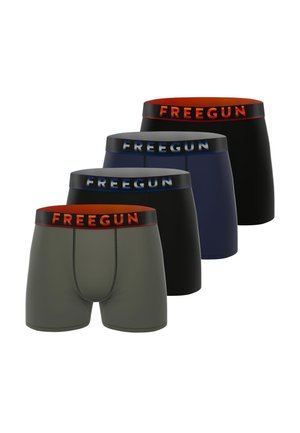 Quatre paires de boxers pour hommes en noir, marine et gris avec des ceintures marquées affichant le texte Freegun en rouge ou bleu.
