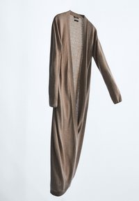 Cardigan lungo e aperto davanti in morbido tessuto a maglia color marrone chiaro. Presenta maniche lunghe e una silhouette over-size drappeggiata. Senza chiusure.