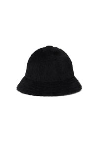 Cappello a secchiello in pelliccia sintetica nera con texture morbida, corona arrotondata e visiera piatta. I dettagli delle cuciture vicino alla base aggiungono un sottile interesse.